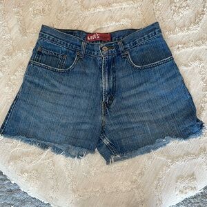 Levis shorts medium wash